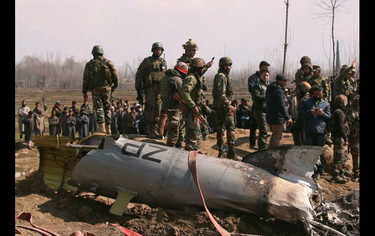 Soldados vigilan los escombros de un helicópteroc de la fuerza aérea india que se estrelló en Budgam, en la Cachemira india. REUTERS/D. Ismail