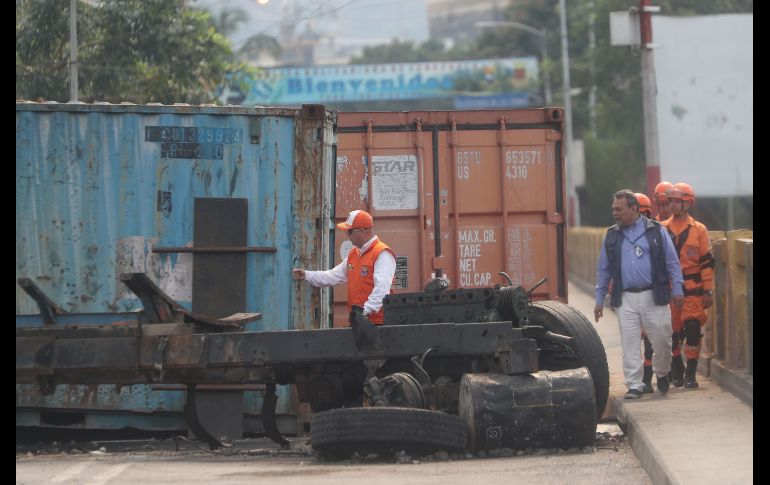 El director general de la Defensa Civil de Colombia, Miguel Ernesto Pérez Guarnizo (i), y los miembros de la Defensa Civil inspeccionan el bloqueo de contenedores mientras esperan hacer contacto con autoridades venezolanas para permitir el paso de personas, en el puente fronterizo Simón Bolívar, en Cúcuta, Colombia. EFE/ E. Guzmán