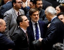 El ministro de Relaciones Exteriores de Venezuela, Jorge Arreaza (i), habla con el embajador de Siria ante las Naciones Unidas, Bashar al-Ja'afari (d), este martes. EFE/J. Lane