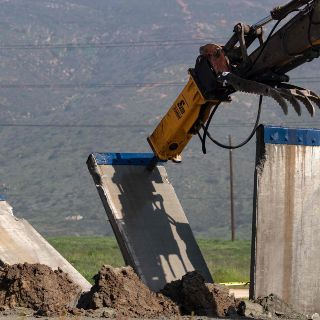 Derriban prototipos del muro fronterizo de Trump en California