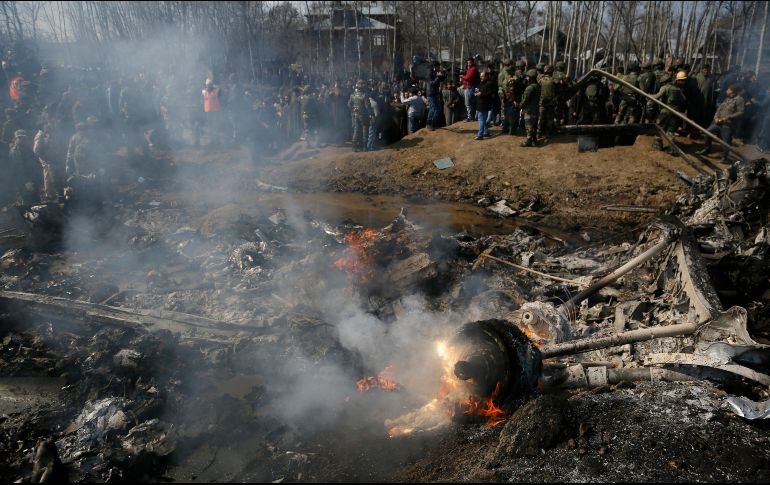 Soldados recorren la zona donde cayeron las aeronaves. AP/M. Khan