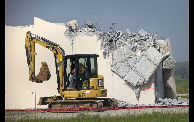 Una máquina derrumba un prototipo del muro fronterizo en San Diego, California. El Gobierno federal derriba este miércoles los ocho prototipos que ya fueron inspeccionados y probados. EFE/D. Maung