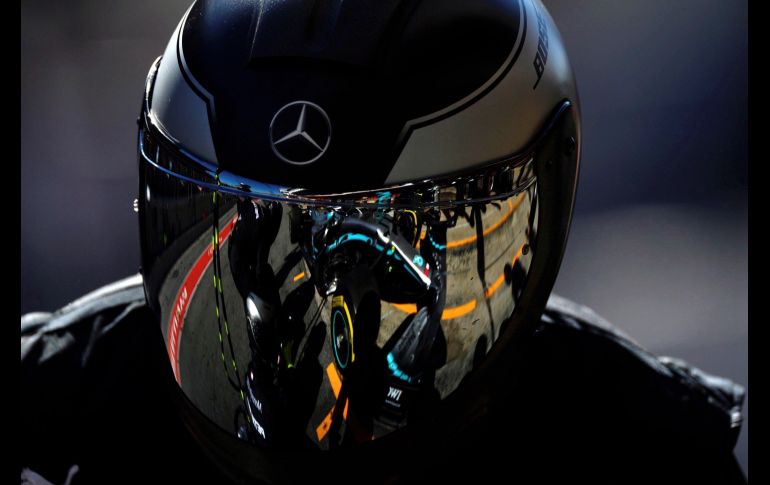 Un mecánico del equipo Mercedes durante la segunda jornada de entrenamientos oficiales de pretemporada de Fórmula 1 que se celebran en el Circuito de Barcelona-Catalunya en Montmeló, España. EFE/A. García