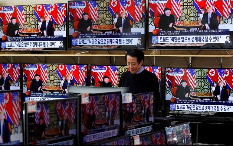 Un surcoreano ve una transmisión televisiva de la segunda reunión entre Donald J. Trump y Kim Jong-un, en un mercado de productos electrónicos de Yongsan. EFE/J. Heon-kyun