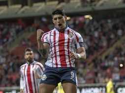 Alan Pulido anota de penalti el primer tanto de Chivas. MEXSPORT/E. Quintana