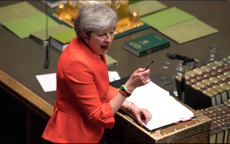 Ante las amenazas de dimisiones dentro de su propio gabinete por la posibilidad de una salida sin acuerdo, Theresa May dio su brazo a torcer sobre una prórroga limitada. AFP/M. Duffy