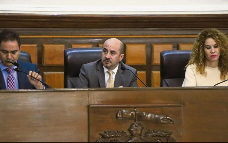 Al centro, Ismael del Toro presenta a los  ganadores del premio. CORTESÍA