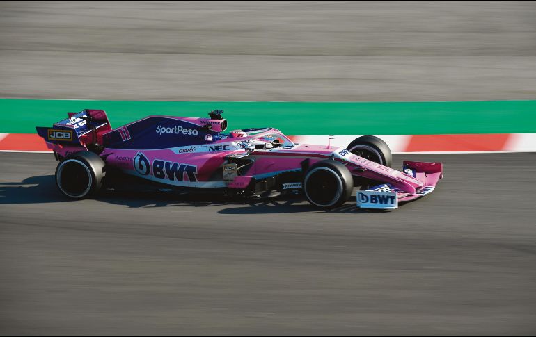 Sergio Pérez conduce su RP19 durante las prácticas celebradas ayer en el Circuito de Barcelona. AFP