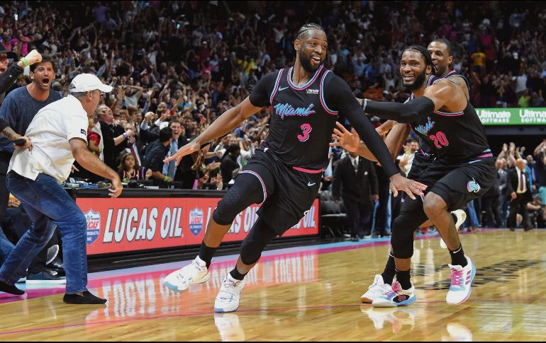 Dwyane Wade (#3) celebra tras conseguir la canasta de la victoria. REUTERS