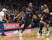Dwyane Wade (#3) celebra tras conseguir la canasta de la victoria. REUTERS