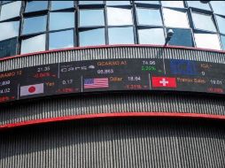 El mercado accionario local opera con un volumen de 1.9 millones de títulos, por un importe económico de 21.2 millones de pesos. AFP / ARCHIVO