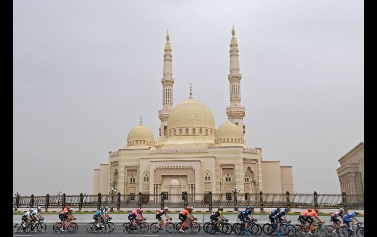 Ciclistas pasan por la mezquita Al-Noor en la quinta etapa del tour de los Emiratos Árabes Unidos en Khor Fakkan. AFP/G. Cacace