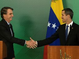 El presidente de Brasil Jair Bolsonao (i) saluda al jefe de la Asamblea Nacional de Venezuela Juan Gauidó (d) durante un pronunciamiento conjunto tras una reunión privada este jueves. EFE/J. Alves