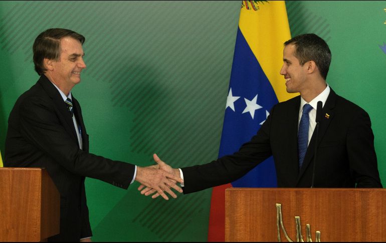 El presidente de Brasil Jair Bolsonao (i) saluda al jefe de la Asamblea Nacional de Venezuela Juan Gauidó (d) durante un pronunciamiento conjunto tras una reunión privada este jueves. EFE/J. Alves