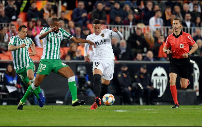 Guardado (I) inicia como titular y es sustituido al 79'. AFP/J. Jordan