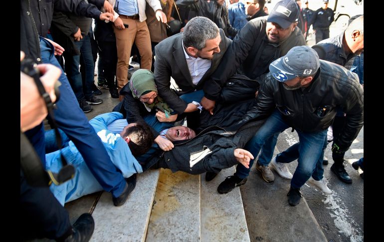 Policías en ropa de civiles detienen a un hombre que participa en una manifestación en Argel, Argelia, contra la presunta censura a la cobertura de las protestas contra el quinto mandato del presidente Abdelaziz Bouteflika. AFP/R. Kramdi