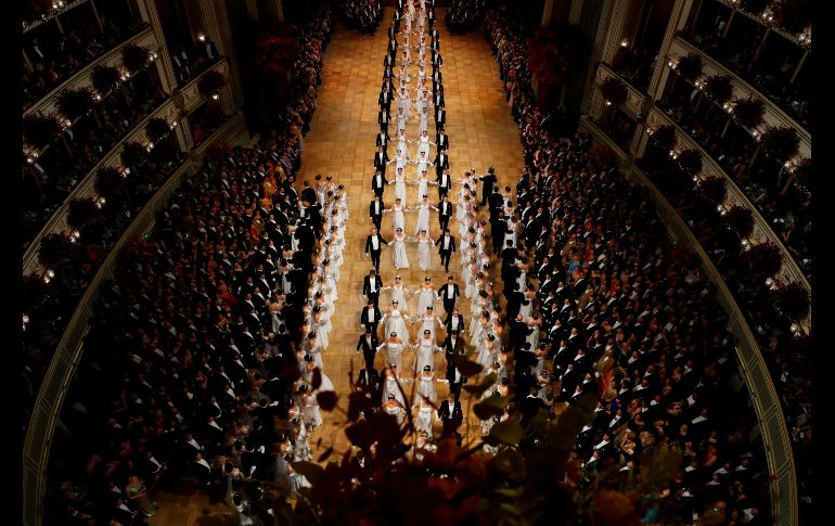Integrantes del comité de apertura se forman en el tradicional baile de la Ópera en Viena, Austria. REUTERS/L. Foeger