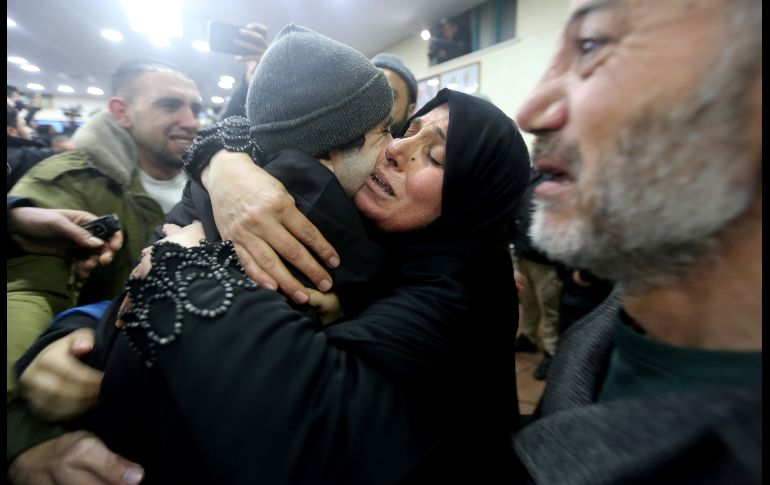 Una mujer abraza a un familiar, un palestino miembro de Hamas que desapareció en Egipto hace varios años, tras su llegada  a la ciudad de Gaza. REUTERS/I. Abu Mustafa