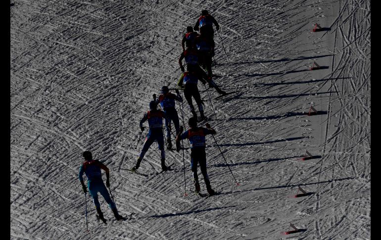 Atletas compiten en una prueba de combinada nórdica en el Campeonato Mundial de esquí nórdico en Seefeld, Austria. AFP/J. Klamar