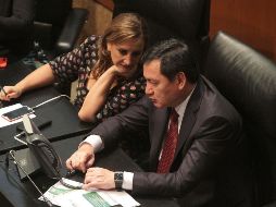 La presidenta nacional del PRI, Claudia Ruiz Massieu, dialoga con Miguel Ángel Osorio Chong durante la sesión de hoy en el Senado de la República. NTX/G. Durán