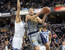 Bojan Bogdanovic anotó 35 puntos, su mayor cantidad en la temporada. AFP / A. Lyons