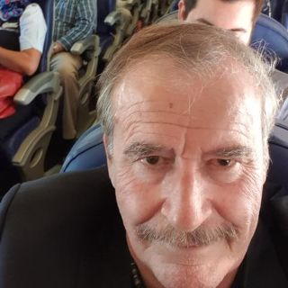 Fox se sube a "avioncito comercial" y critica a López Obrador