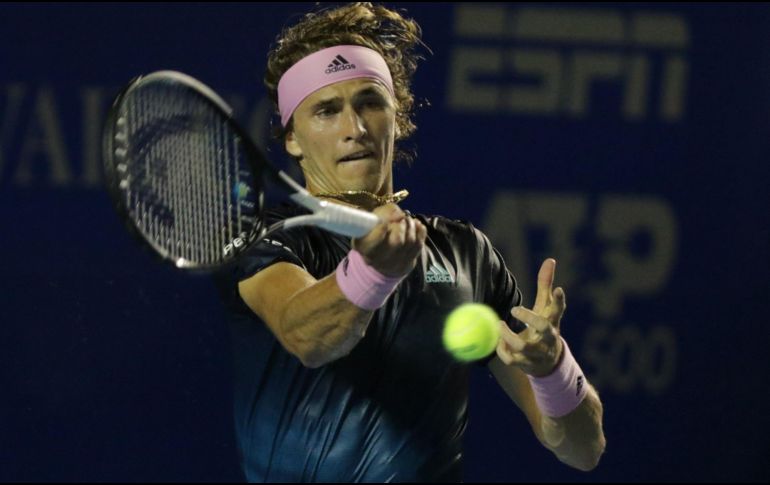 Alexander Zverev regresa una bola a Alex de Minaur durante su partido de ayer en Acapulco. EFE/D. Guzmán