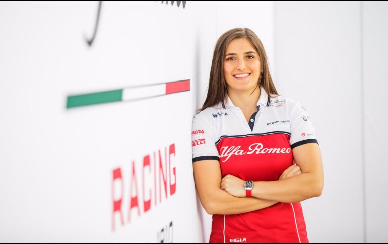 Calderón se convirtió en la primera mujer latinoamericana en conducir un automóvil de la F1 de forma oficial en el circuito Hermanos Rodríguez de la Ciudad de México. TWITTER / @alfaromeoracing