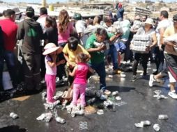 En el lugar se veían personas de todas las edades: niños, mujeres, hombres y hasta personas de la tercera edad, quienes participaban en el saqueo. TWITTER
