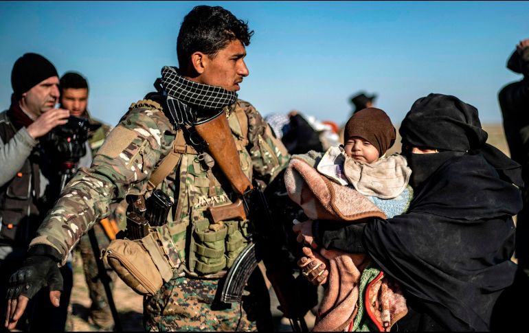 Miembros de las Fuerzas Sirias Democráticas apoyan en la evacuación de los civiles. AFP/D. Souleiman