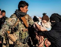 Miembros de las Fuerzas Sirias Democráticas apoyan en la evacuación de los civiles. AFP/D. Souleiman