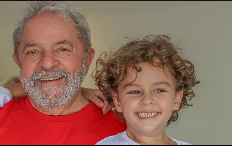 Fotografía cedida por el Instituto Lula que muestra al ex presidente brasileño Luiz Inácio Lula da Silva (izq) mientras posa junto a su nieto Athur Araujo. EFE/INSTITUTO LULA
