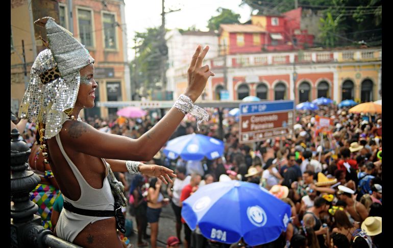 Este viernes comienza oficialmente el carnaval en Río de Janeiro, Brasil. Autoridades esperan a unos siete millones de personas en la majestuosa fiesta de cuatro días. AFP / C. De Souza