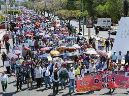 Los profesores, apoyados por otras organizaciones, en la capital chiapaneca. EL UNIVERSAL