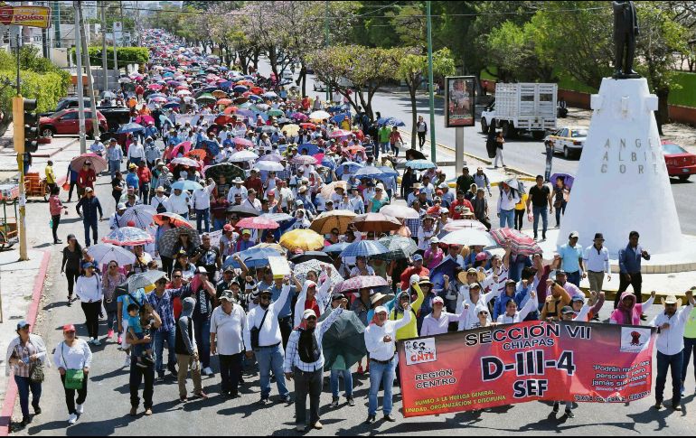Los profesores, apoyados por otras organizaciones, en la capital chiapaneca. EL UNIVERSAL