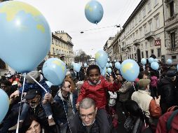 La manifestación concluyó frente al Duomo, la catedral gótica de la ciudad, en un ambiente de festival con bongós, tambores, trompetas y música a cargo de un DJ. EFE/ F. Lo Scalzo