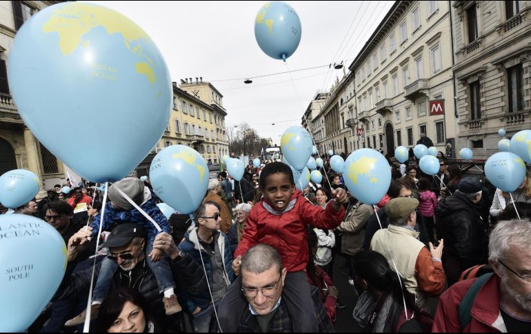 La manifestación concluyó frente al Duomo, la catedral gótica de la ciudad, en un ambiente de festival con bongós, tambores, trompetas y música a cargo de un DJ. EFE/ F. Lo Scalzo