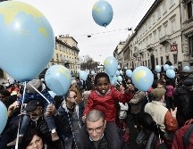 La manifestación concluyó frente al Duomo, la catedral gótica de la ciudad, en un ambiente de festival con bongós, tambores, trompetas y música a cargo de un DJ. EFE/ F. Lo Scalzo