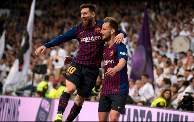 Messi (I) celebra con Rakitic (D), autor del gol del Barcelona. AFP/C. de la Torre