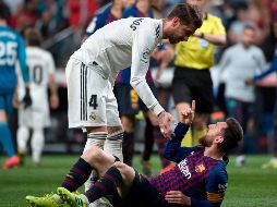 Ramos (I) asegura que él y Messi (D) no se dijeron nada, aunque las cámaras los captaron intercambiando palabras. AFP/C. de la Torre