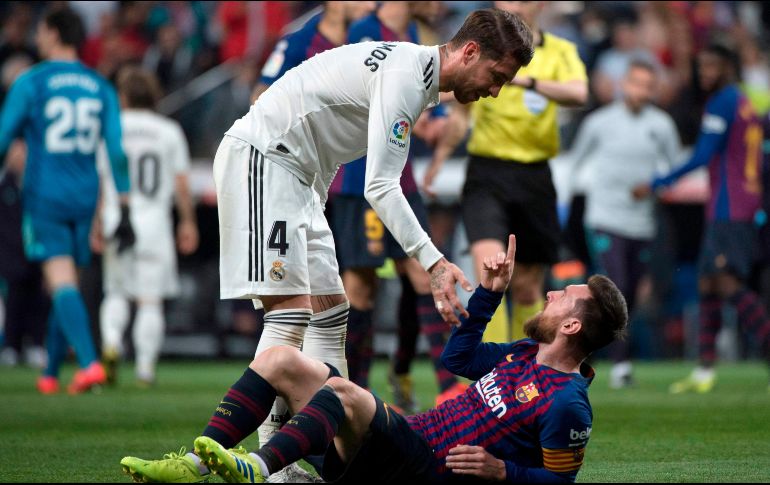 Ramos (I) asegura que él y Messi (D) no se dijeron nada, aunque las cámaras los captaron intercambiando palabras. AFP/C. de la Torre