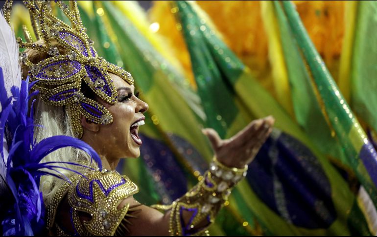 Al menos cinco millones de personas disfrutaron los blocos que desfilaron el primer día del carnaval en Río de Janeiro, Sao Paulo, Recife y Belo Horizonte. EFE/S. Moreira