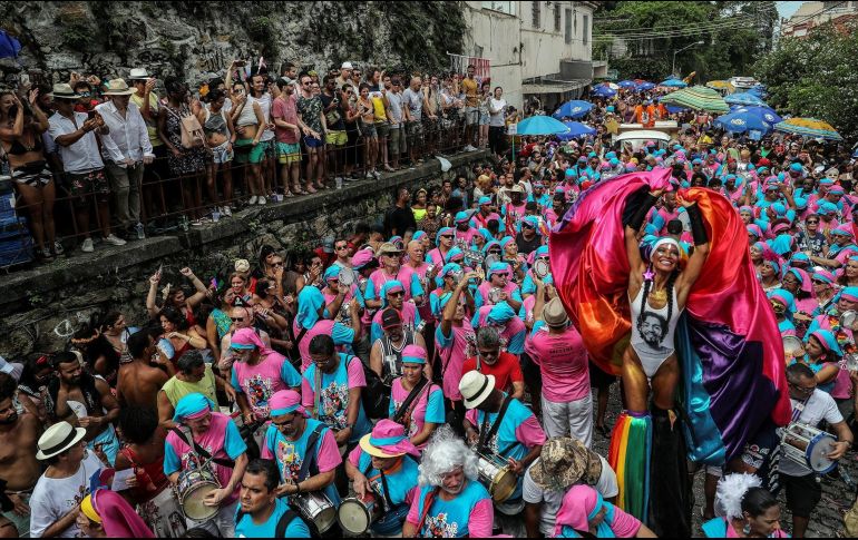 Al menos cinco millones de personas disfrutaron los blocos que desfilaron el primer día del carnaval en Río de Janeiro, Sao Paulo, Recife y Belo Horizonte. EFE/A. Lacerda