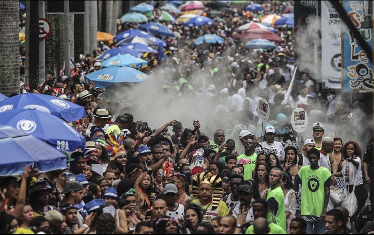 Al menos cinco millones de personas disfrutaron los blocos que desfilaron el primer día del carnaval en Río de Janeiro, Sao Paulo, Recife y Belo Horizonte. EFE/A. Lacerda