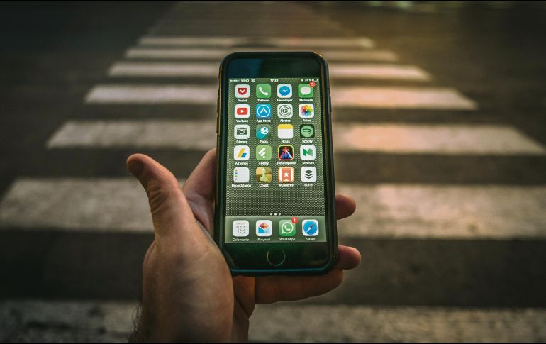 Atención. ¿Has sufrido algún accidente por estar mirando tu celular?. ESPECIAL / PIXABAY