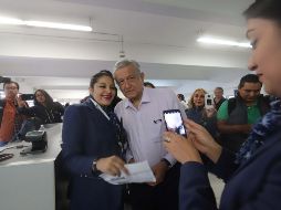 López Obrador viaja en un vuelo comercial a Hermosillo, donde presentará programas sociales y tandas del bienestar. NTX/G. Durán