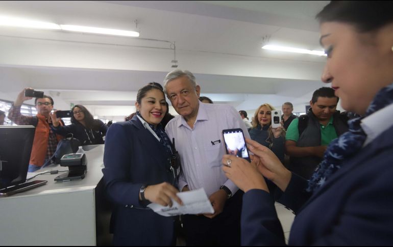 López Obrador viaja en un vuelo comercial a Hermosillo, donde presentará programas sociales y tandas del bienestar. NTX/G. Durán