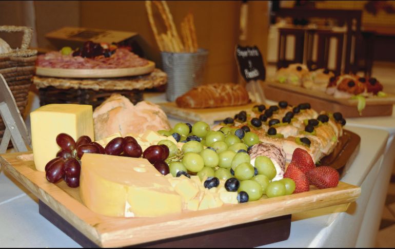 Quesos y frutos. La tabla perfecta para acompañar a las bebidas. CORTESÍA