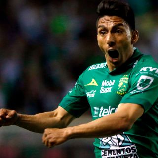 Un intratable León vence a Santos con doblete de Mena