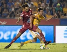 Jürgen Damm (d) de Tigres disputa el balón con Raúl López (i) de Pachuca. EFE/M. Sierra